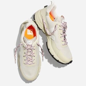 Veja Women's Dekkan Alveomesh Sneaker